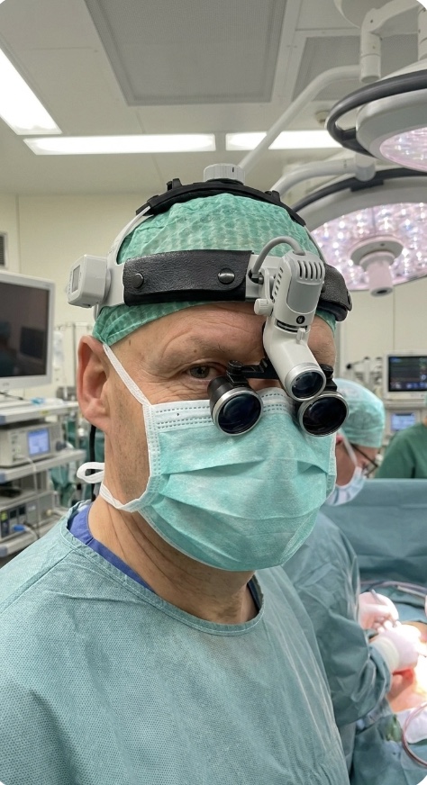 Dr. med. Frank Schaudig mit Lupenbrille im Operationssaal